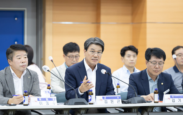 27일 김돈곤 군수가 ‘청양 고추·구기자 축제’ 최종보고회를 진행하고 있다. (사진제공=청양군)