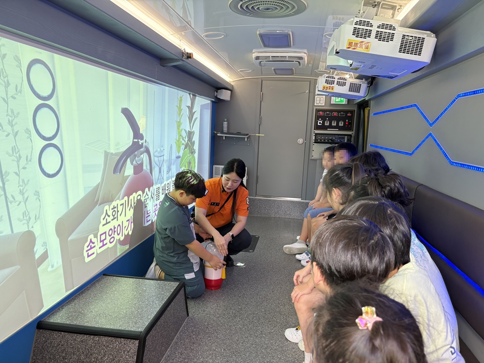 이동체험차량 활용 소방안전교육 장면(사진제공=아산소방서)