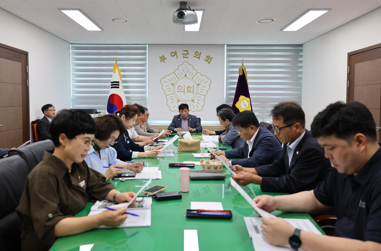 부여군의회는 1일 의정협의회실에서 2025년 제6차 의정협의회를 열고, 집행부 각 부서가 추진 중인 군정 현안과 중점사업 27건에 대해 보고받고 심도 있는 협의를 진행했다.