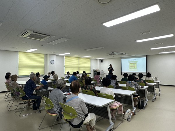 천안시 서북구보건소 치매안심센터가 어르신 안전사고 예방 교육을 하고 있다. (사진제공=천안시)