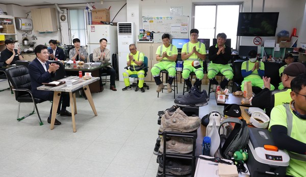 이응우 계룡시장이 2일 환경미화원들과 햄버거를 함께하며 소통 간담회를 가졌다. 이날 간담회는 환경미화원의 노고를 격려하고 현장의 애로사항을 청취하기 위해 마련된 것으로 이 시장은 “쾌적한 도시를 위해 노력해 주시는 데 감사드리며 근무 환경 개선을 위해 최선을 다할 것”이라고 말했다.