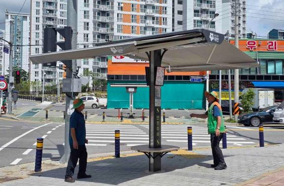 막바지 폭염 대응, 스마트 그늘막 점검 모습  (사진제공=태안군)