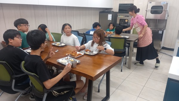 금산군 다함께돌봄센터 급식 모습 (사진제공=금산군청)