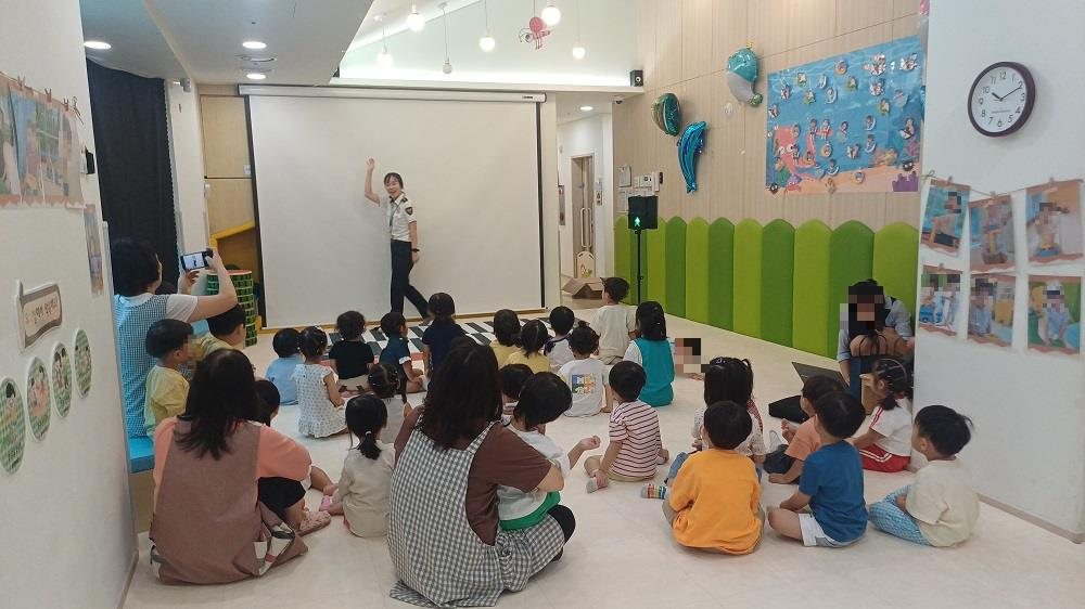 대전둔산경찰서가 4일 갈마하나어린이집에서 미취학 아동과 보육교사를 대상으로 교통안전교육을 실시했다.(사진제공=대전경찰청)