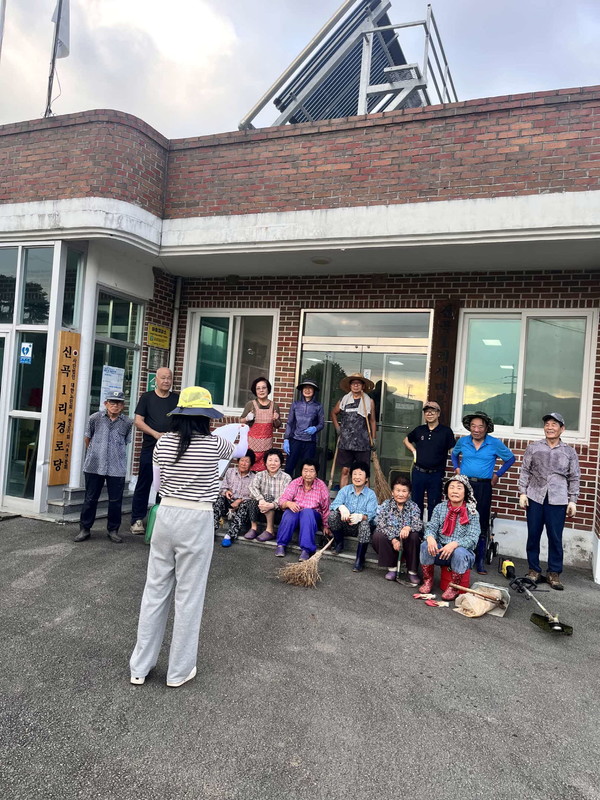 서천군 시초면 신곡1리는 지난 6일 마을 주민 20여명이 참여한 가운데 마을 대청소 및 환경교육을 실시했다.(사진제공=서천군)