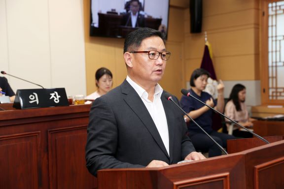  군정질문 통해 투자유치 전담조직 신설과 예산운용 시스템  개선을 촉구 하는 김영인 의원 (사진제공=김영인 의원)