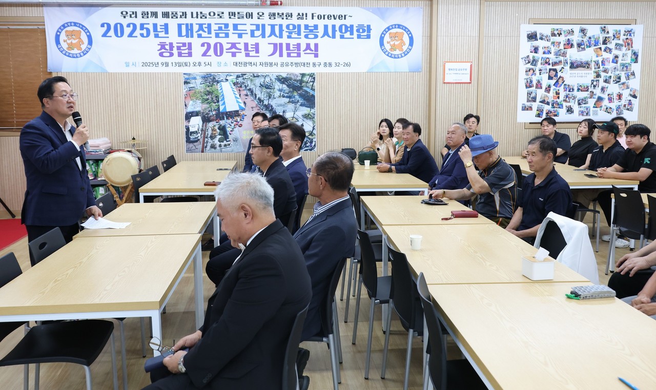 대전시는 곰두리자원봉사연합이 창립 20주년을 맞아 13일 시 자원봉사 공유주방(동구 중동 청춘다락)에서 기념식을 가졌다고 밝혔다. 이날 행사엔 회원 70여 명을 비롯해 이장우 시장, 박희조 동구청장, 김영태 대전시자원봉사연합회장 등이 참석해 자리를 빛냈다. 지난 2005년 창립된 곰두리자원봉사연합은 현재 200여 명의 회원이 활동하며, 매주 일요일 대전역 동광장에서 노숙인과 쪽방촌 주민 300여 명을 대상으로 무료급식 봉사를 이어오고 있다. 또 복지관 순회 자장면 봉사, 무료급식소 지원 등 꾸준한 나눔 활동으로 지역사회에 기여해 왔다. 이날 이 시장은 축사에서 “지역 곳곳에서 힘든 이웃을 위해 앞장서 주시는 여러분의 봉사가 대전을 따뜻하고 살기 좋은 도시로 만드는 원동력”이라며 “앞으로도 변함없는 나눔과 봉사로 지역사회에 희망과 감동을 전해주시길 바란다”고 격려했다.