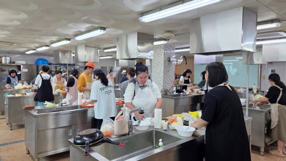 9일 태안군교육문화센터 조리실에서 진행된 요리교실 모습.   (사진제공=태안군)