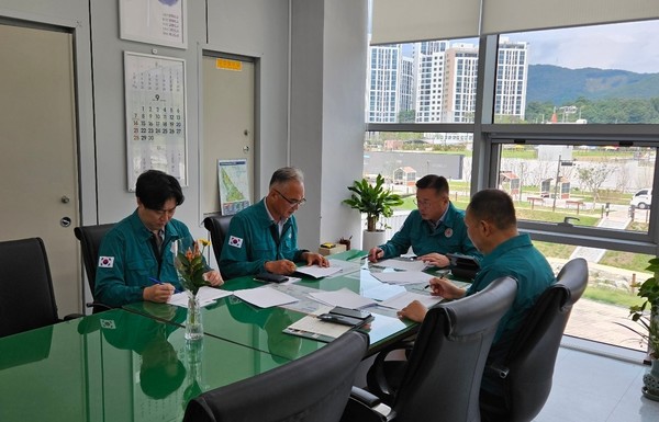 윤석훈 공원녹지본부장이 16일 산사태 대응을 위한 상황판단회의를 주재하고 있다.(사진제공=천안시)