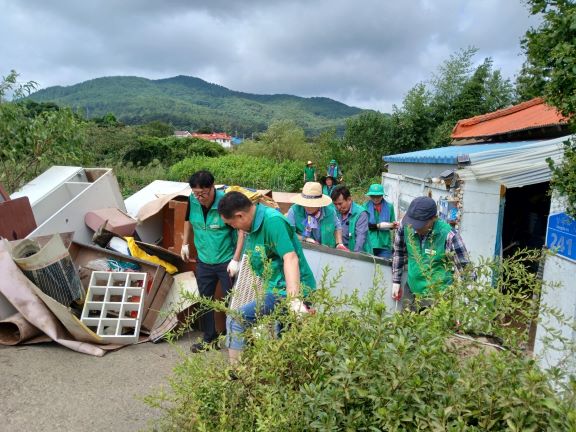 태안읍 새마을남녀지도자협의회, 봉사활동 모습  (사진제공= 태안군 태안읍)