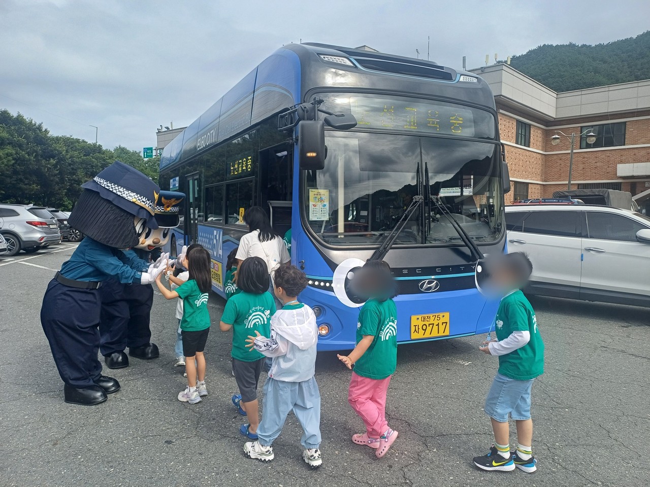 대전시가 19일 산내유치원 원아 30여 명을 대상으로 '무사GO 릴레이 캠페인'을 진행했다.(사진제공=대전시)