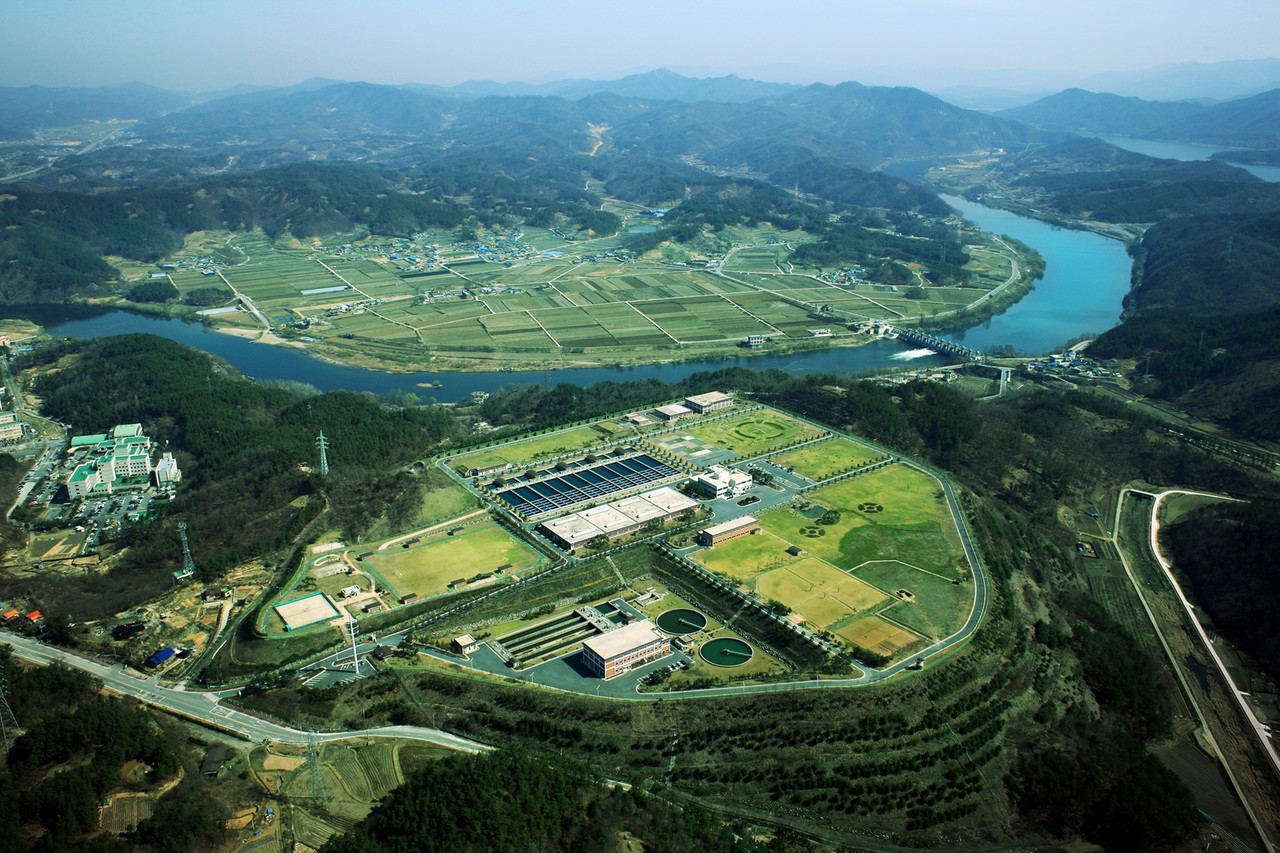 대청호로부터 원수를 공급받아 일 30만톤 규모의 수돗물을 생산하는 신탄진정수사업소 전경.(사진제공=대전시 상수도사업본부)