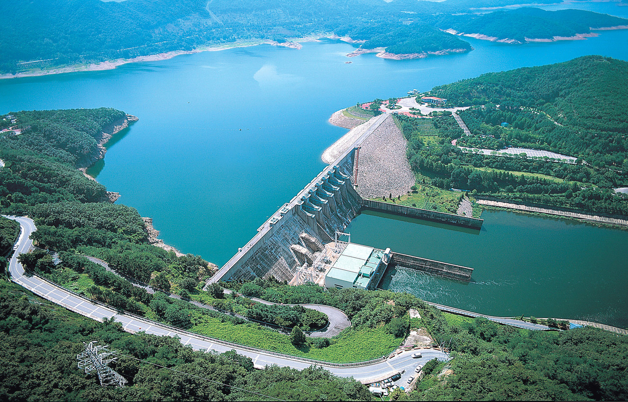 대전시민들에게 안정적 원수를 공급하고 있는 대청호와 대청댐 전경.(사진제공=대전시 상수도사업본부)