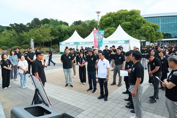 22일 김석필 천안시장 권한대행 부시장 등이 천안흥타령춤축제 2025 개최장소인 천안종합운동장 일원을 점검하고 있다.(사진제공=천안시)
