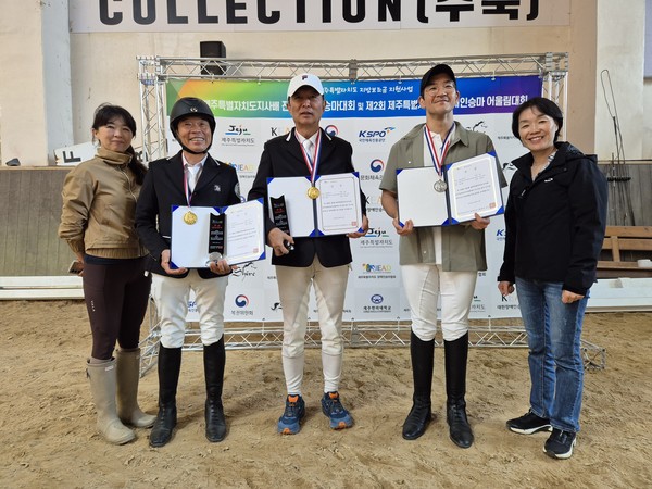 세종 승마선수단이 '제3회 제주특별자치도지사배 전국장애인승마대회' 시상식 후 단체사진을 촬영했다.(사진제공=세종시장애인체육회)