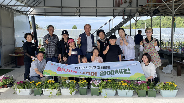 지난 23일 성연면 귀거래향 원예체험장에서 ‘꽃이야 나무야 원예체험’ 행사를 개최 모습(사진제공=성연면)