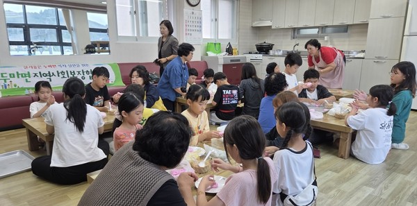 계룡시 두마면 지역사회보장협의체에서 지역 내 취약계층 아동들을 위해 추석맞이 베이킹 프로그램을 진행했다(사진제공=계룡시)