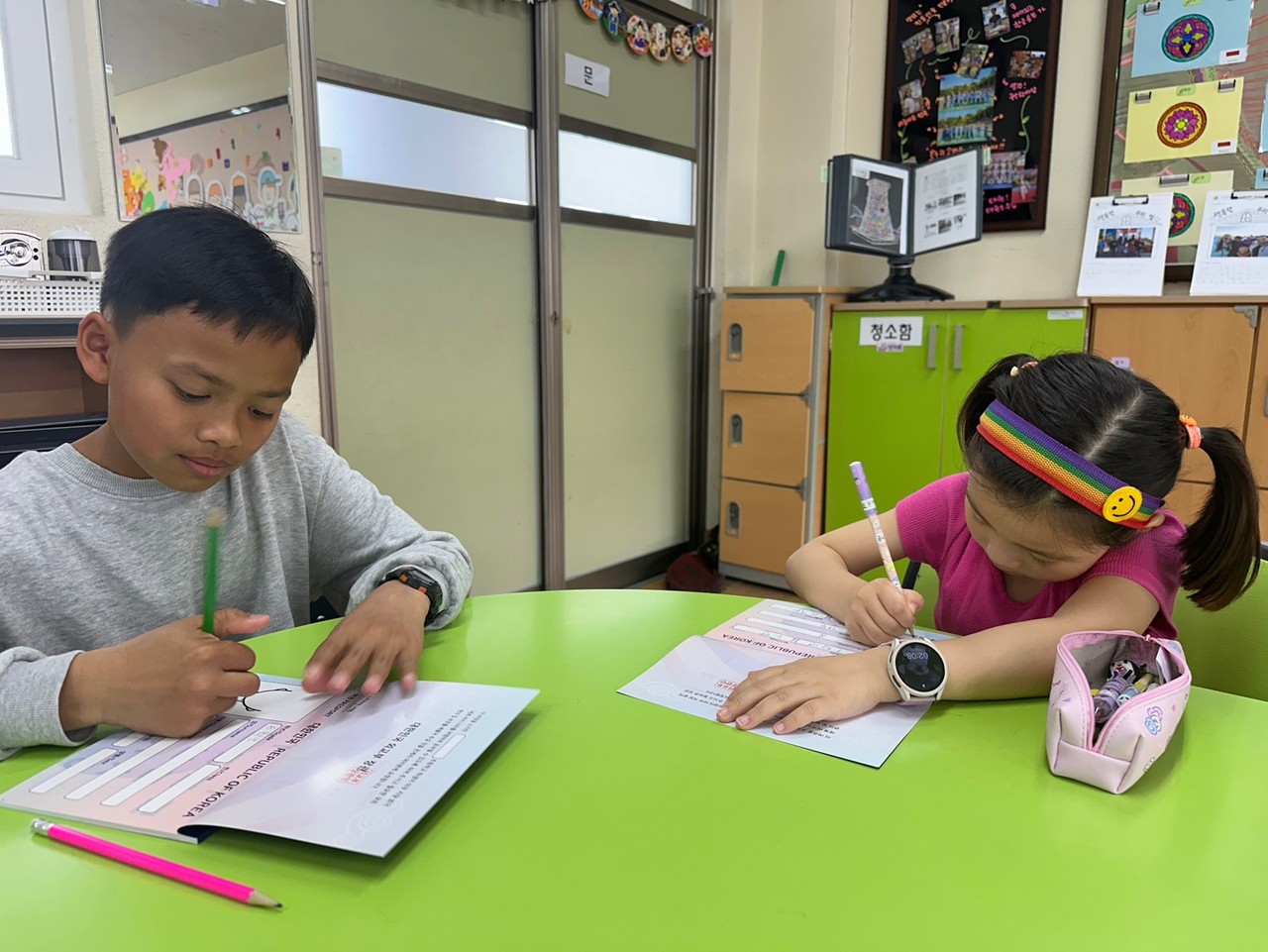 대전자운초 이주·비이주배경 학생이 짝을 이뤄 동아리 활동을 하고 있다. (사진제공=대전교육청)