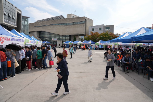 충남 서천군지역사회보장협의체는 지난 26일 봄의 마을 광장에서 사회보장기관 종사자와 군민 700여명이 참석한 가운데 제10회 서천군 복지박람회를 성황리에 개최했다.(사진제공=서천군)