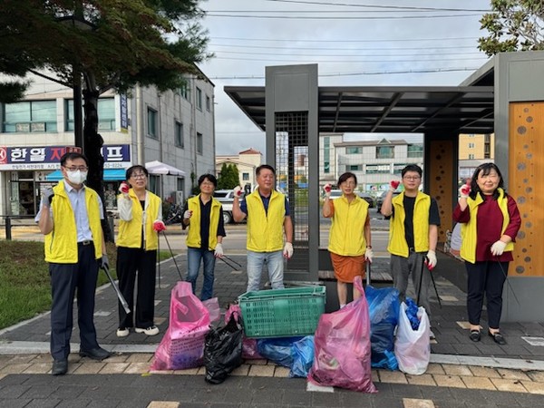 충남 서천읍행정복지센터는 지난 25일 추석 명절을 맞아 대청소 캠페인을 실시하였다.(사진제공=서천군)