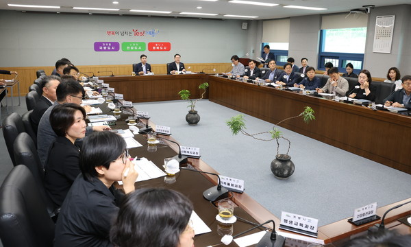 계룡시가 29일 확대간부회의를 열고 2025 계룡군문화축제 성과 공유와 다가오는 추석 명절을 대비해 주요 대책을 논의하는 자리를 마련했다(사진제공=계룡시)