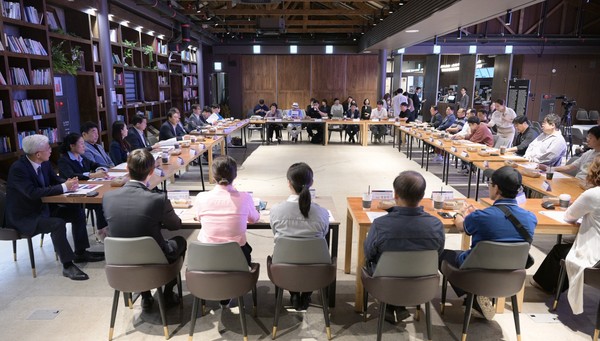 29일 조치원1927아트센터에서 소상공인 지원대책 현장간담회가 열리고 있다.(사진제공=세종시)