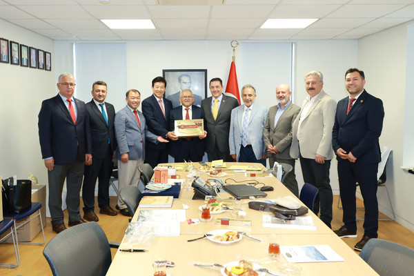 금산군·튀르키예 카이세리광역시·산하 구 교류·협력 논의 모습 및 기념사진 (사진제공=금산군청)