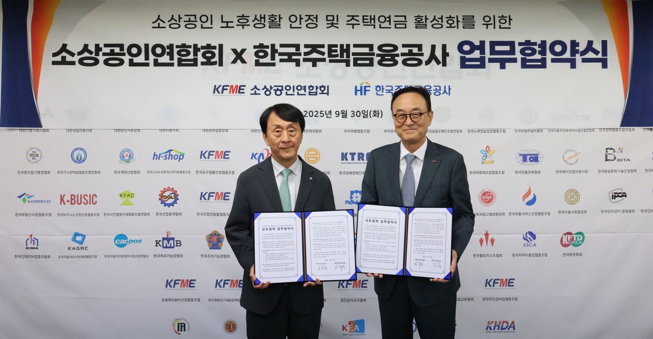 30일 김경환 한국주택금융공사 사장(왼쪽)과 송치영 소상공인연합회 회장이 협약 체결 후 기념촬영을 하고 있다. (사진=주금공)