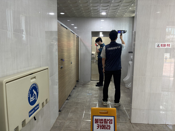 지난 9월 29일 성연면 일원 공중화장실에서 진행된 공중화장실 집중 점검(사진제공= 서산시)