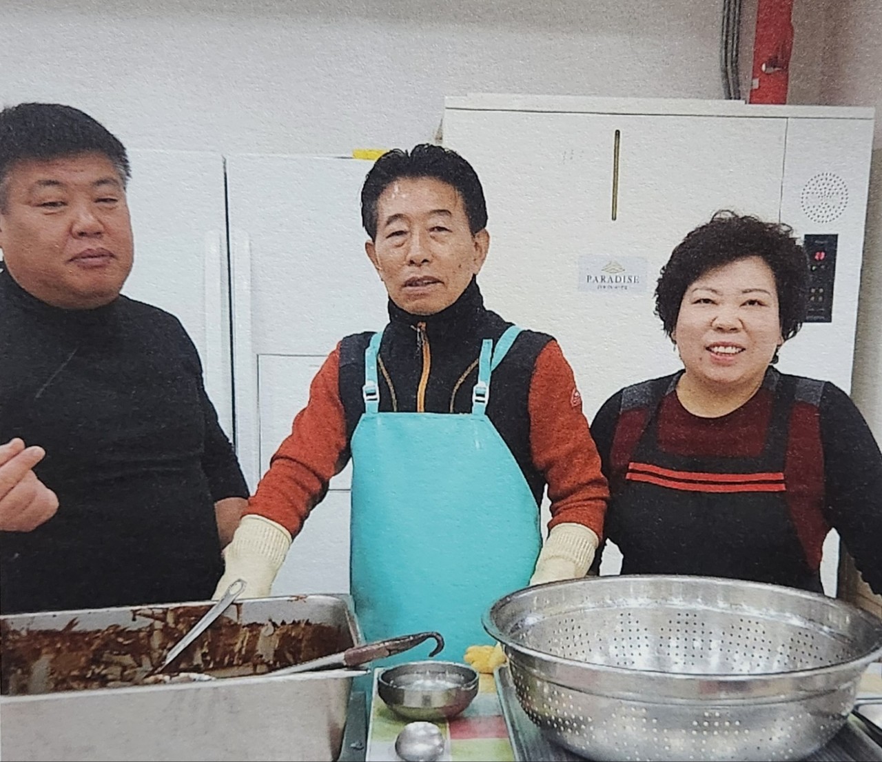 임원조 매일반점 사장(가운데)이 생전에 부인 이상옥(오른쪽) 씨, 박정규 미노스가구 대표(왼쪽)와 함께 수십 년간 봉사활동을 진행해왔다. (사진=매일반점)