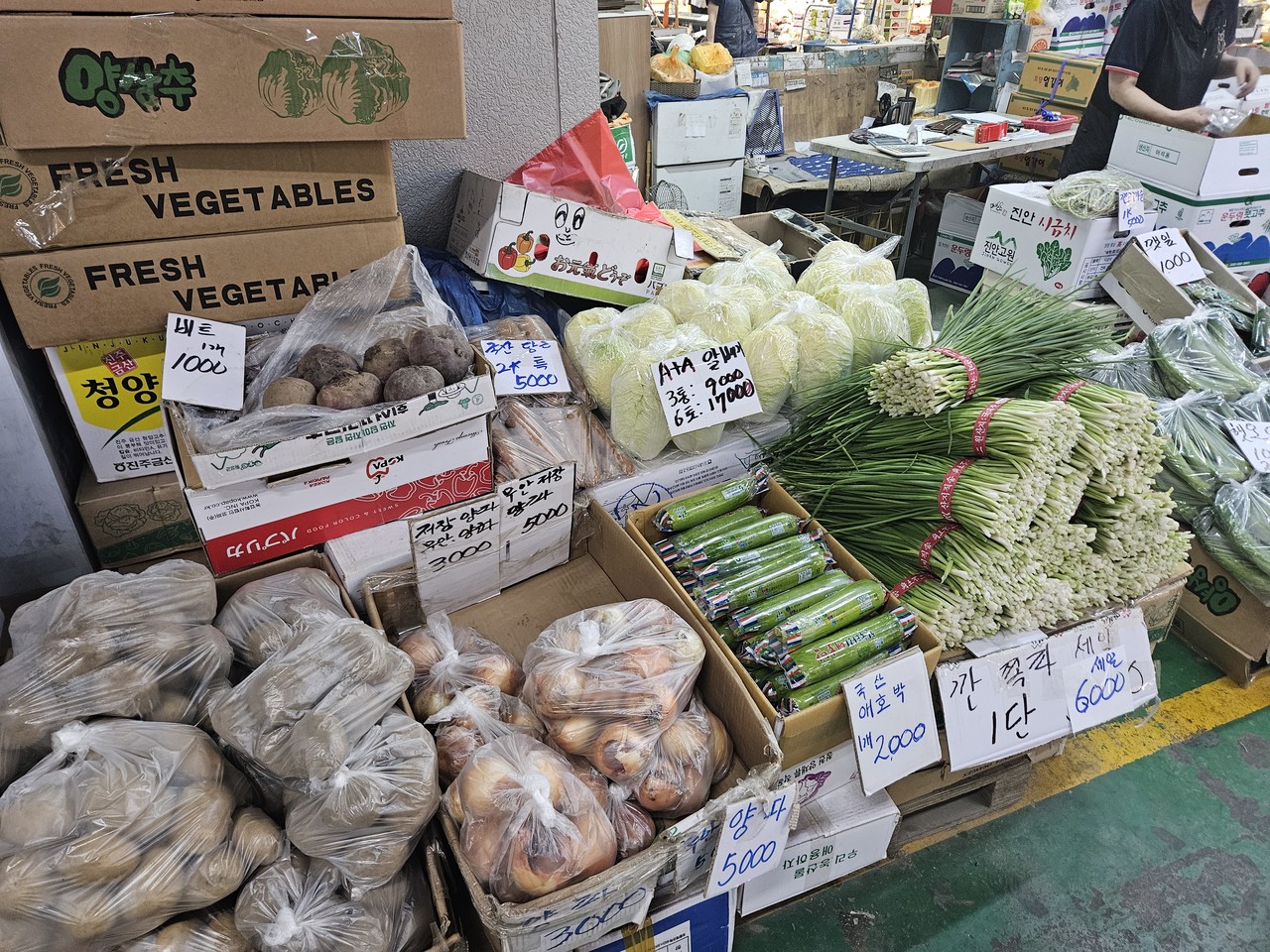 소비자물가가 두 달 만에 2%대로 돌아서며 서민 가계에 부담을 가하고 있다.(사진=이승우 기자)