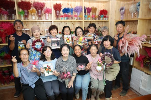 신두1리 주민들의 ‘보존화 작품’ 제작 모습.   (사진제공=태안군)