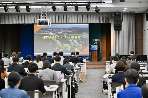 최원철 충남 공주시장은 지난 14일 서울 은행회관 국제회의실에서 열린 한일공동세미나에 참석해 이날 기조연설을 통해 "지방소멸 및 인구위기 극복에 대한 생활인구 지속가능한 도시로 나아가겠다"고 제시했다.(사진제공=시 홍보미디어실)