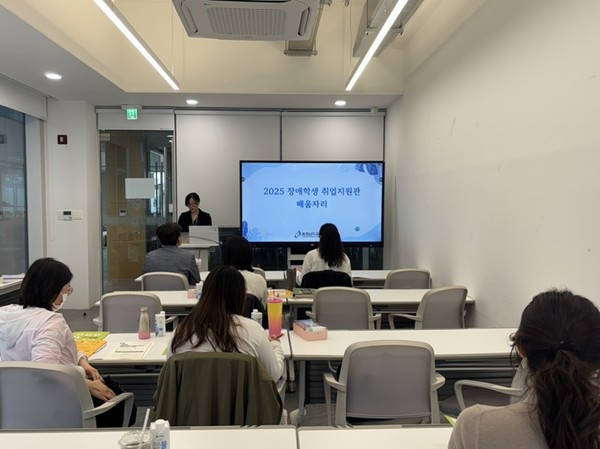 충남교육청은 도내 장애학생 취업지원관의 전문성 강화를 위해 15일 공주 일원에서 ‘2025 장애학생 취업지원관 배움자리’를 운영했다고 밝혔다. 이번 연수에는 도내 각 지역에서 활동 중인 취업지원관 7명이 참여했다.