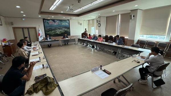 충남 서천군 비인면지역사회보장협의체는 지난 17일 비인면 행정복지센터에서 정기회의를 열고, 고독사 잠재 위험군을 대상으로 한 수행사업 추진 방안을 논의했다.(사진제공=서천군)