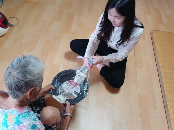 충남 서천군 문산면지역사회보장협의체는 지난 21일 고독사 위험에 노출된 독거어르신들의 안전한 식생활 환경을 위해 ‘유해물질 아웃! 프라이팬·냄비 교체사업’을 추진했다. 이번 사업은 코팅이 벗겨진 노후 조리기구에서 발생할 수 있는 유해물질로부터 어르신 건강을 보호하기 위해 마련됐으며, 10월 말까지 계속된다.지사협은 고독사 위험군 가정을 직접 방문해 오래된 프라이팬과 냄비를 새 제품으로 교체하고, 올바른 사용법과 관리 요령도 함께 안내했다. 이번 사업은 문산면 지사협의 특화사업으로 지난해에 이어 올해도 꾸준히 이어오고 있으며, 독거어르신들의 일상 안전과 정서적 안정에 기여하고 있다.조선행 민간위원장은 “작은 물품 하나지만 어르신들의 건강에 실질적 변화를 만드는 중요한 사업”이라며 “앞으로도 고독사 위험군과 취약계층의 삶의 질 향상을 위한 실질적 복지 지원을 지속하겠다”고 말했다.