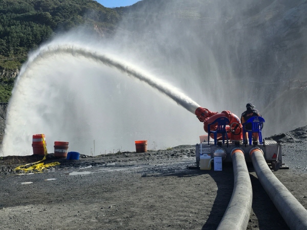 채석장 덤프트럭 추락 사고 저류지에서 대용량방사포 이용 배수작업중 인 소방기관( 사진제공=보령소방서)