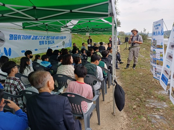민물고기 방류 및 생태교육 실시 (사진제공=금산교육지원청)