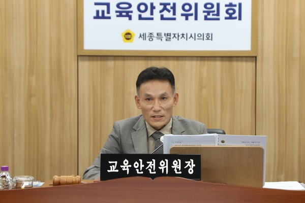 22일 교육안전위원회 윤지성 위원장이 조례안과 동의안 처리를 위한 101회 임시회 1차회의를 진행하고 있다.(사진제공=세종시의회)