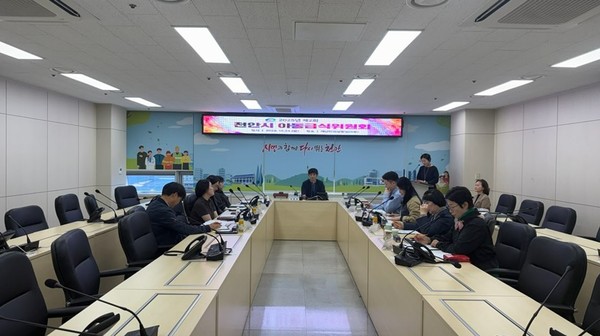 천안시가 ‘2025년 제2회 천안시 아동급식위원회’ 회의를 진행하고 있다.(사진제공=천안시)