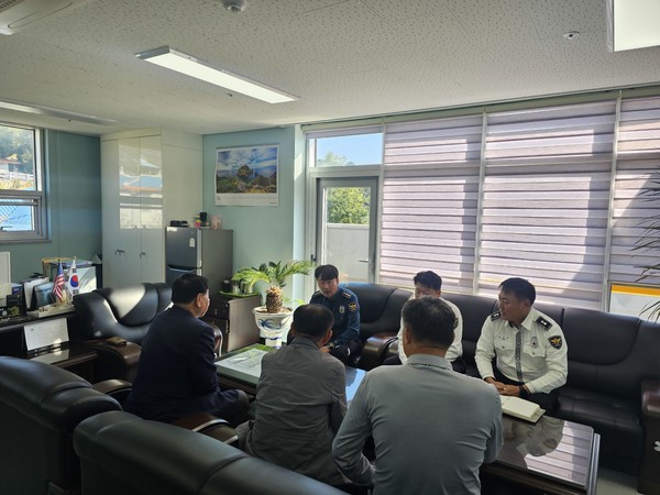 충남 서천경찰서는 최근 급증하고 있는 노인 교통사망사고 예방을 위하여 10월 28일(화) 서천읍에 위치한 (사)대한노인회 서천지회를 방문하여 사고 예방 당부 말씀을 전달했다.(사진제공=서천경찰서)