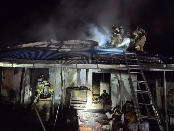 서천소방서가 주택화재 현장에서 진화 활동을 펼치고 있다.(사진제공=서천소방서)