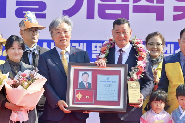 최원철 공주시장이 지난 31일 논산시민운동장에서 열린 ‘충남 지체장애인의 날’ 기념식에서 ‘2025년 자랑스러운 충남 장애인복지 공로대상’을 수상했다. (사진제공=공주시)