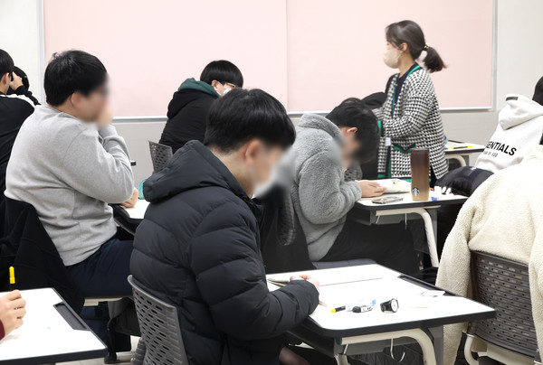 2024년도 대학수학능력시험 시험장에 입실한 수험생들. (사진제공=본사DB)