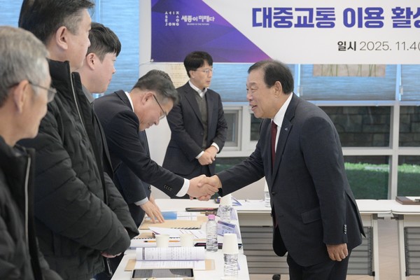 4일 열린 대중교통 혁신 1주년 운수업계 관계자 '현장간담회'에서 최민호 시장이 참석 운수종사자와 인사를 나누고 있다.(사진제공=세종시)