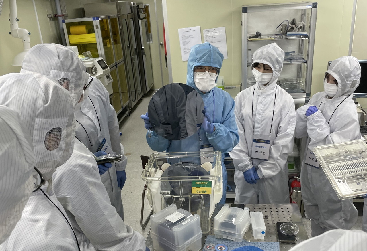 2025 차세대 반도체 디스플레이 공정 아카데미 교육 모습. (사진제공=국립한밭대학교)
