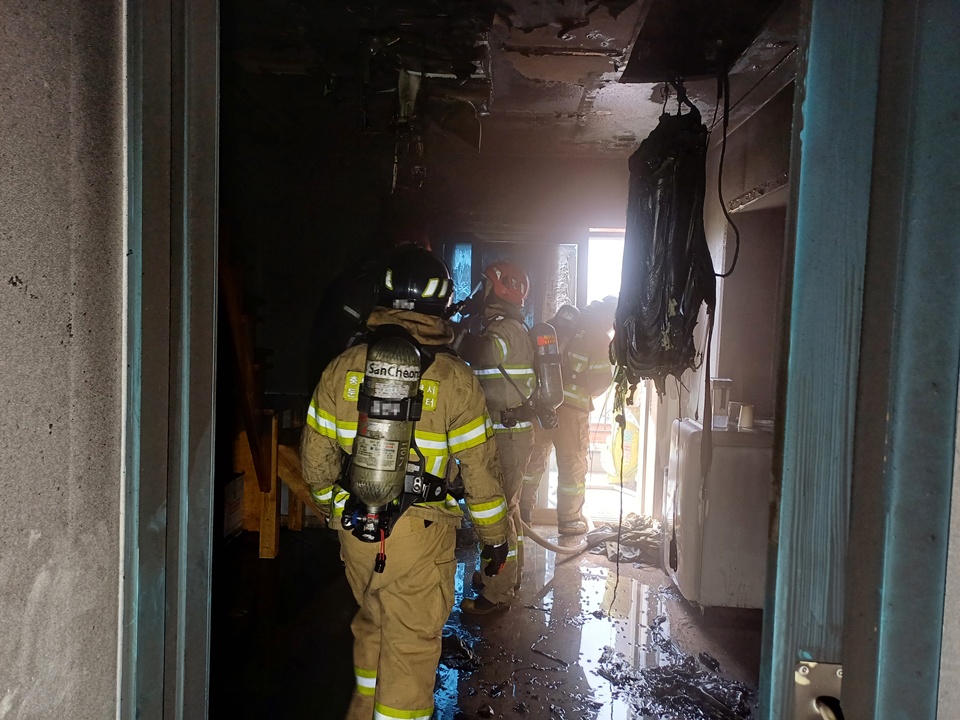  주택에서 전기장판으로 인한 화재가 발생 진화 장면(사진제공=아산소방서)