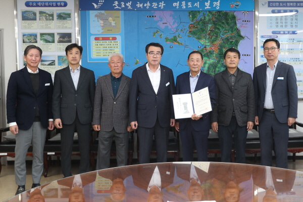 이태영 신임 자율방재단장에게 임명장을 수여하는 김동일 보령시장( 사진제공=보령시)