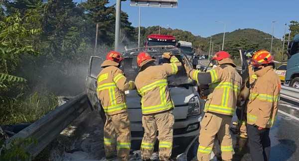서천소방서 대원들이 화물차 화재 현장에서 진화 작업을 벌이고 있다.(사진제공=서천소방서)