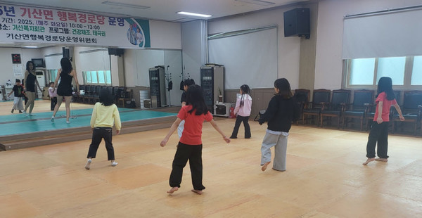 충남 서천 기산초등학교장은 2025학년도 2학기에 서천문화관광재단과 연계해 케이팝 댄스와 요리교실 프로그램을 2시간씩 운영하고 있다.(사진제공=서천교육지원청)